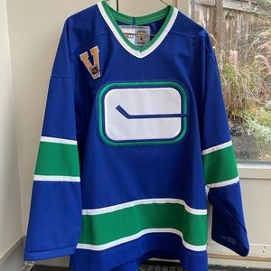 Vintage NHL Vancouver Canucks men’s hockey jersey
